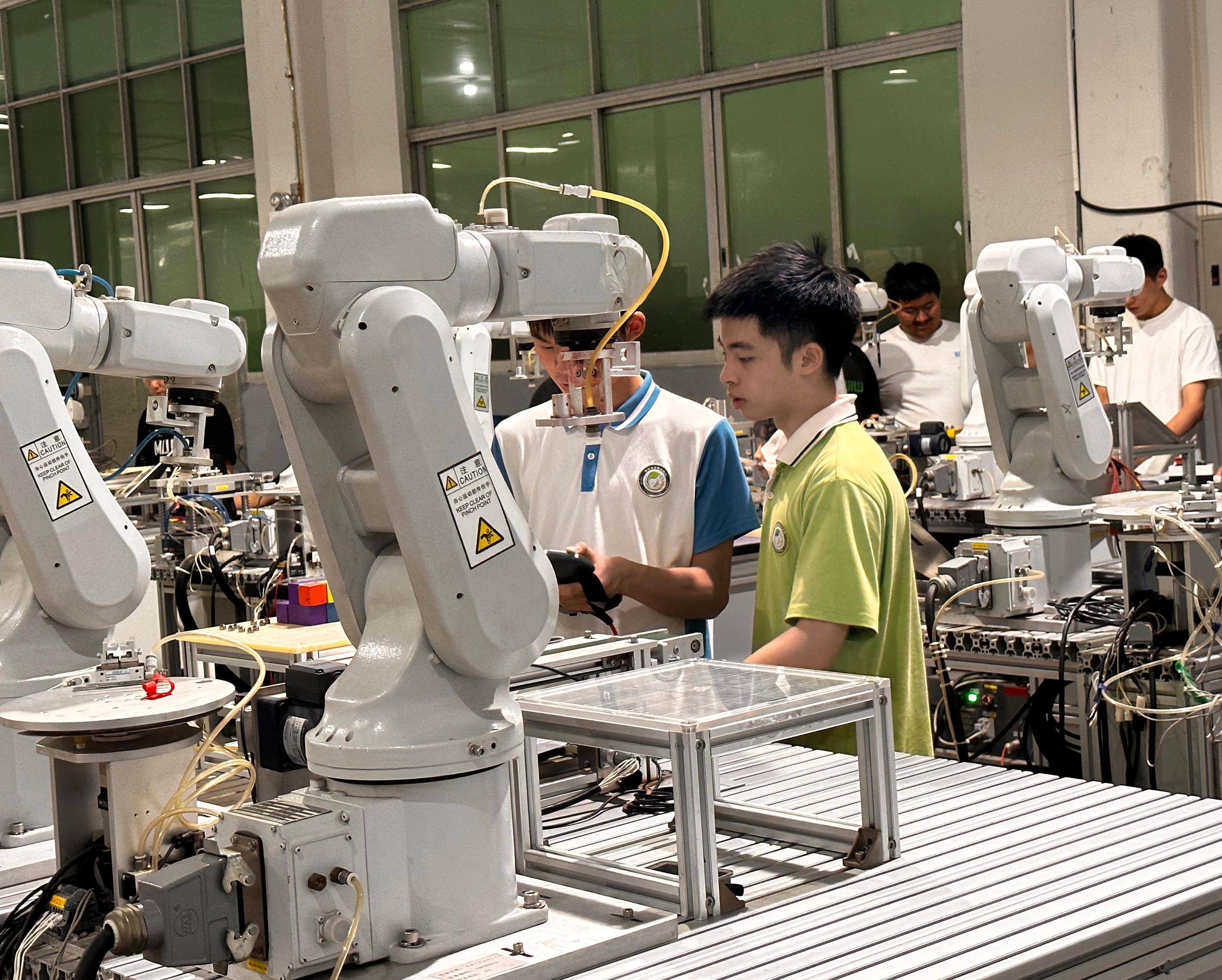 汇博机器人学员实操现场.(王麟摄)