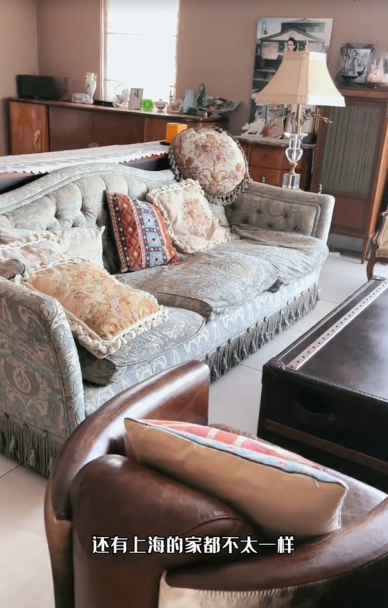 前些年,伊能静曝光北京豪宅里的布置时,还曾被网友质疑过家里破烂成堆