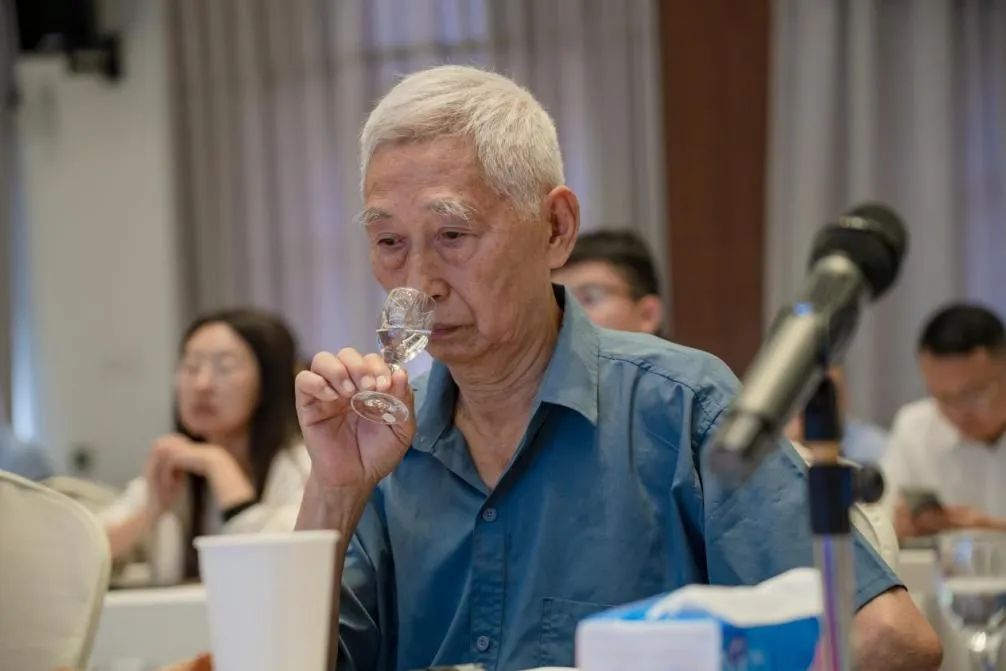 四位国评点赞的章贡赣香g12是江西白酒新的出路