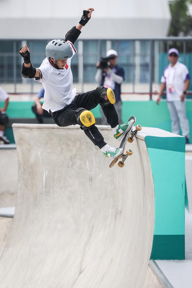 中国滑板队世界大赛首金!广东15岁滑板少年陈烨夺冠