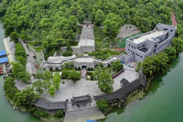 首页>创作中心>正文>云门囤景区集山水风光,休闲度假,研学拓展,探险科