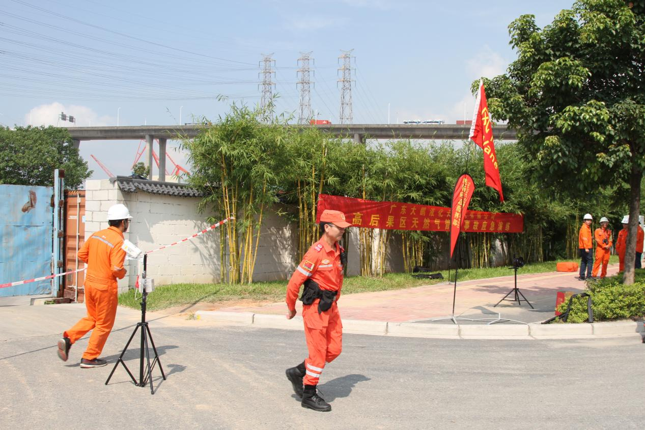 事发后,阀室保安第一时间疏散附近群众,封闭阀室门前道路,并向大鹏lng