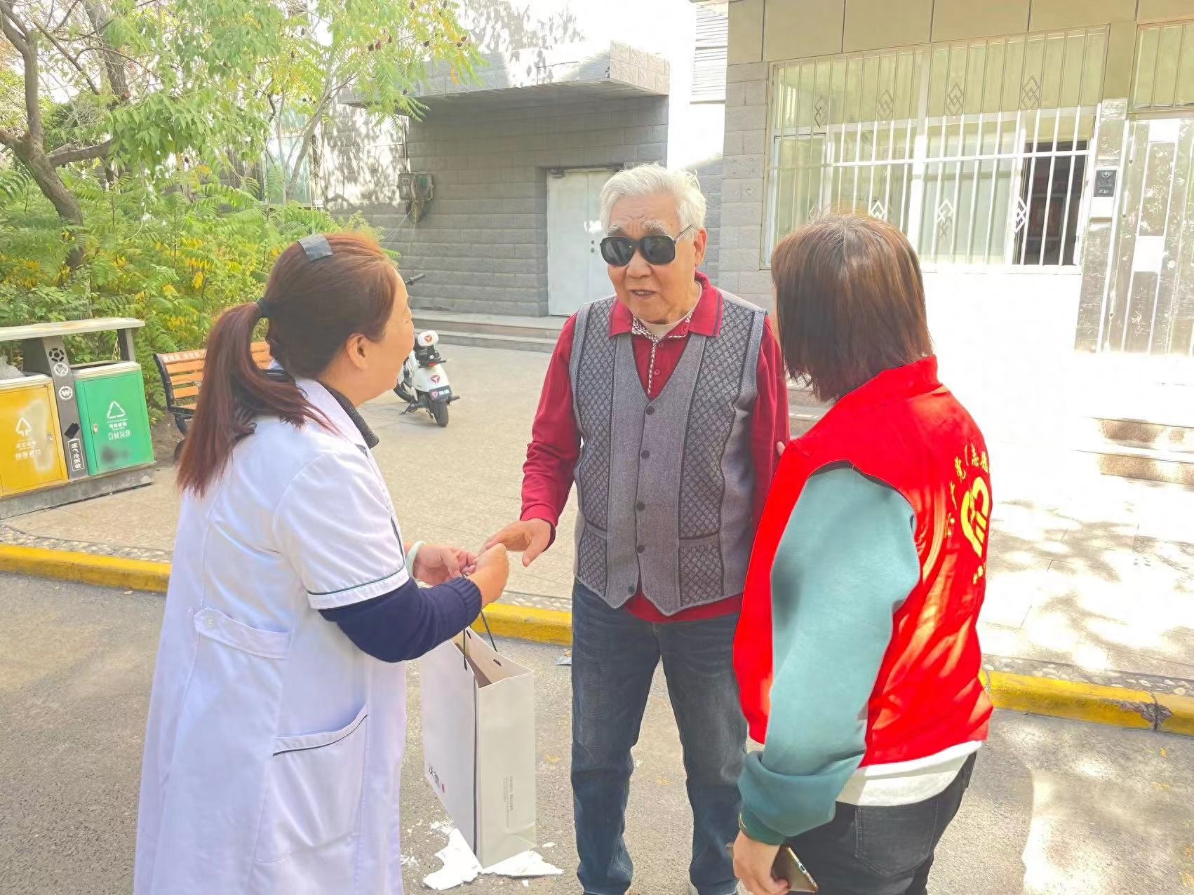 让城市更温暖新疆沃德国济堂中医天山雪莲文化馆中秋送爱心