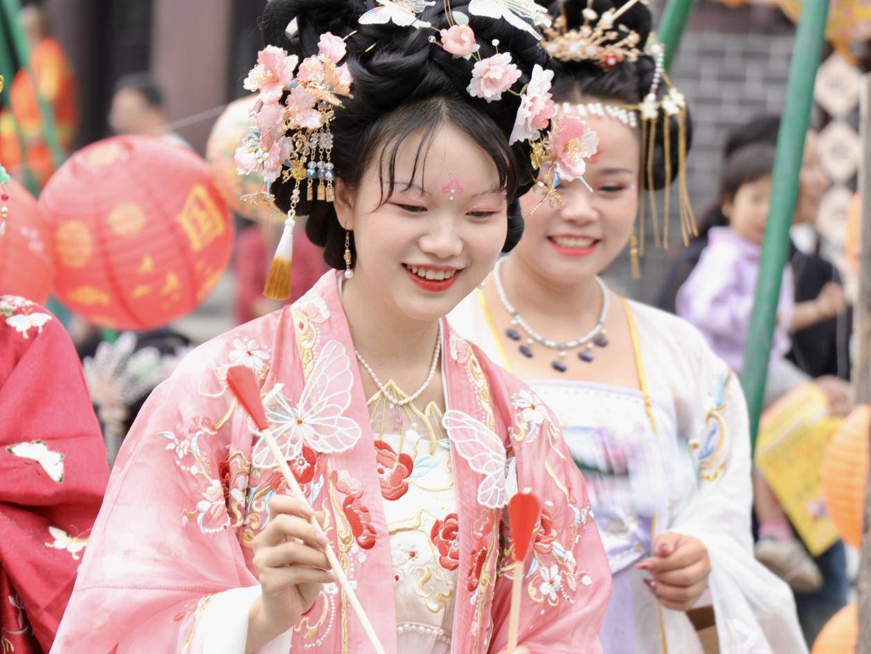 四川卫视地名天府文化寻根联袂仲颜汉服走进犍为品汉服文化感受文庙