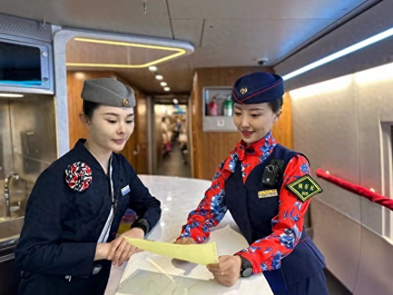 把玫瑰栽进旅客心里的郑州客运段高铁一队列车长周丹丹