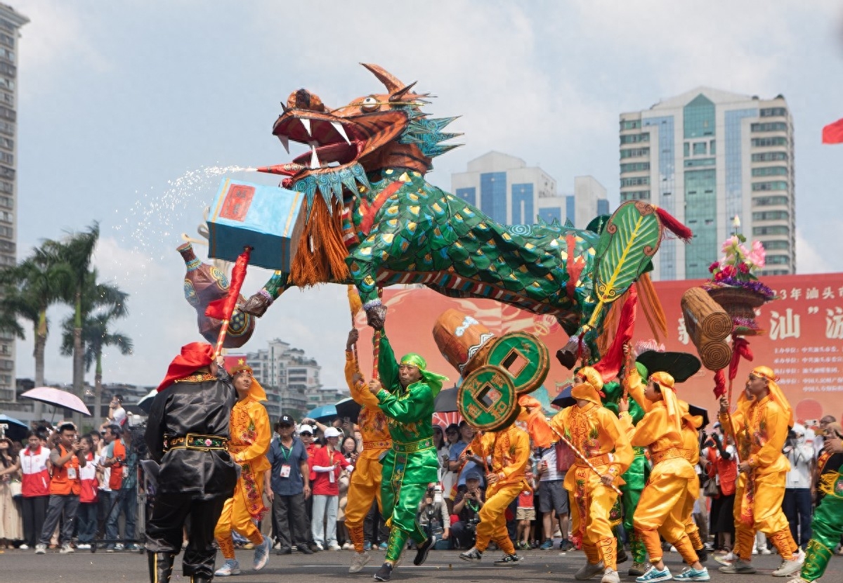 汕头举行国庆巡游活动15辆花车46个表演方阵惊艳亮相