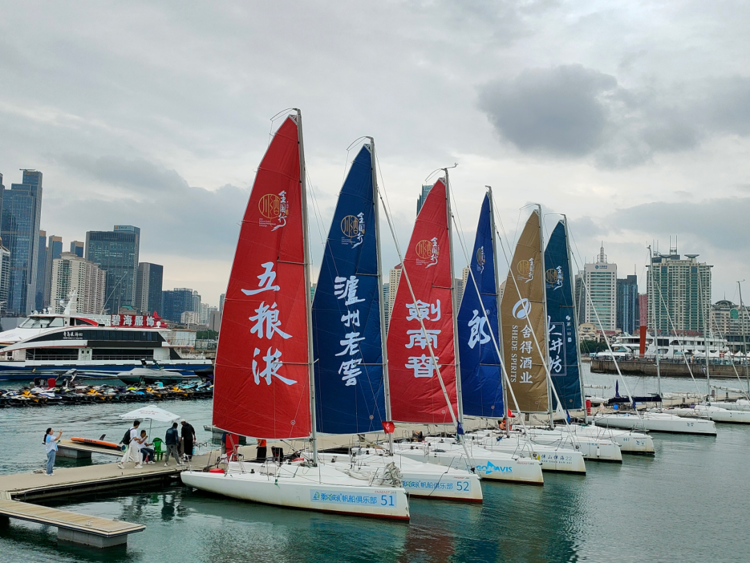 在"帆船之都"青岛,随着飘扬着五粮液品牌logo旗帜的帆船"五粮液号"