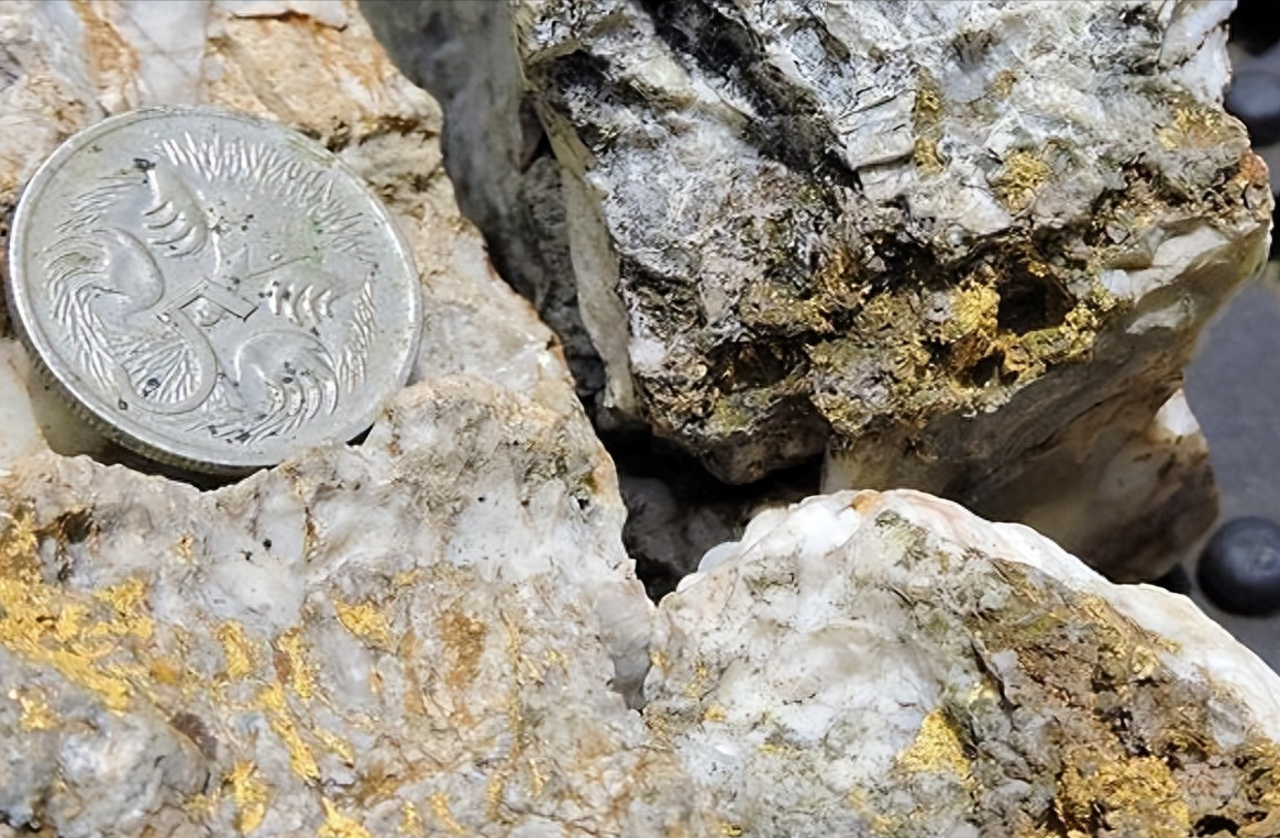 金矿开采会对环境造成破坏,如植被破坏,水土流失和环境污染等.