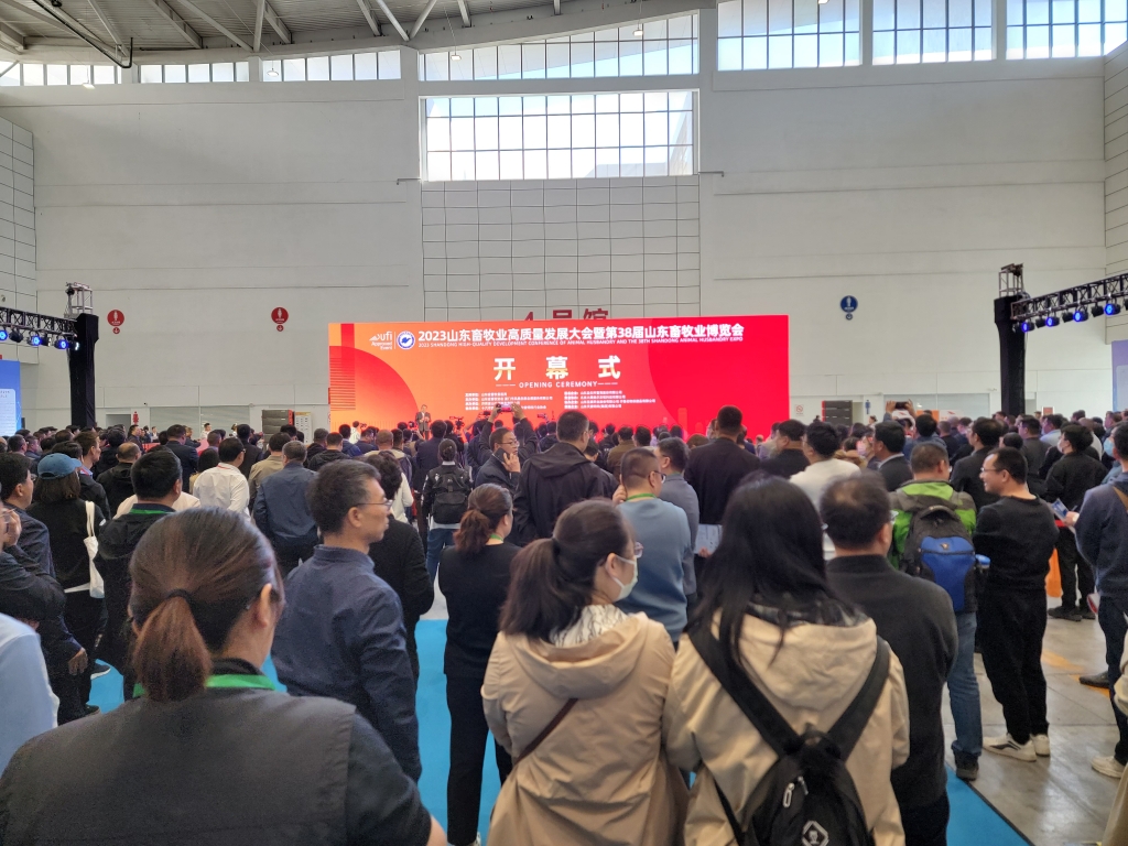 布局智慧养殖新方向睿创微纳两款畜牧巡检机器人亮相山东畜牧业博览会