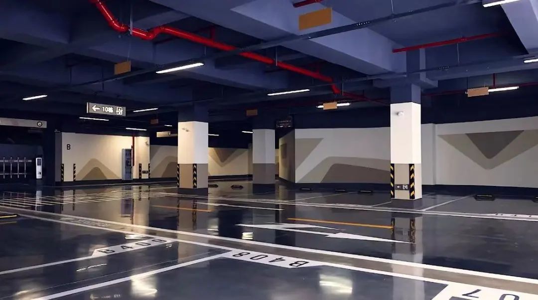 (中海印龙泉归家车库实拍图)据了解,该项目地下车库采用金刚砂 固化剂