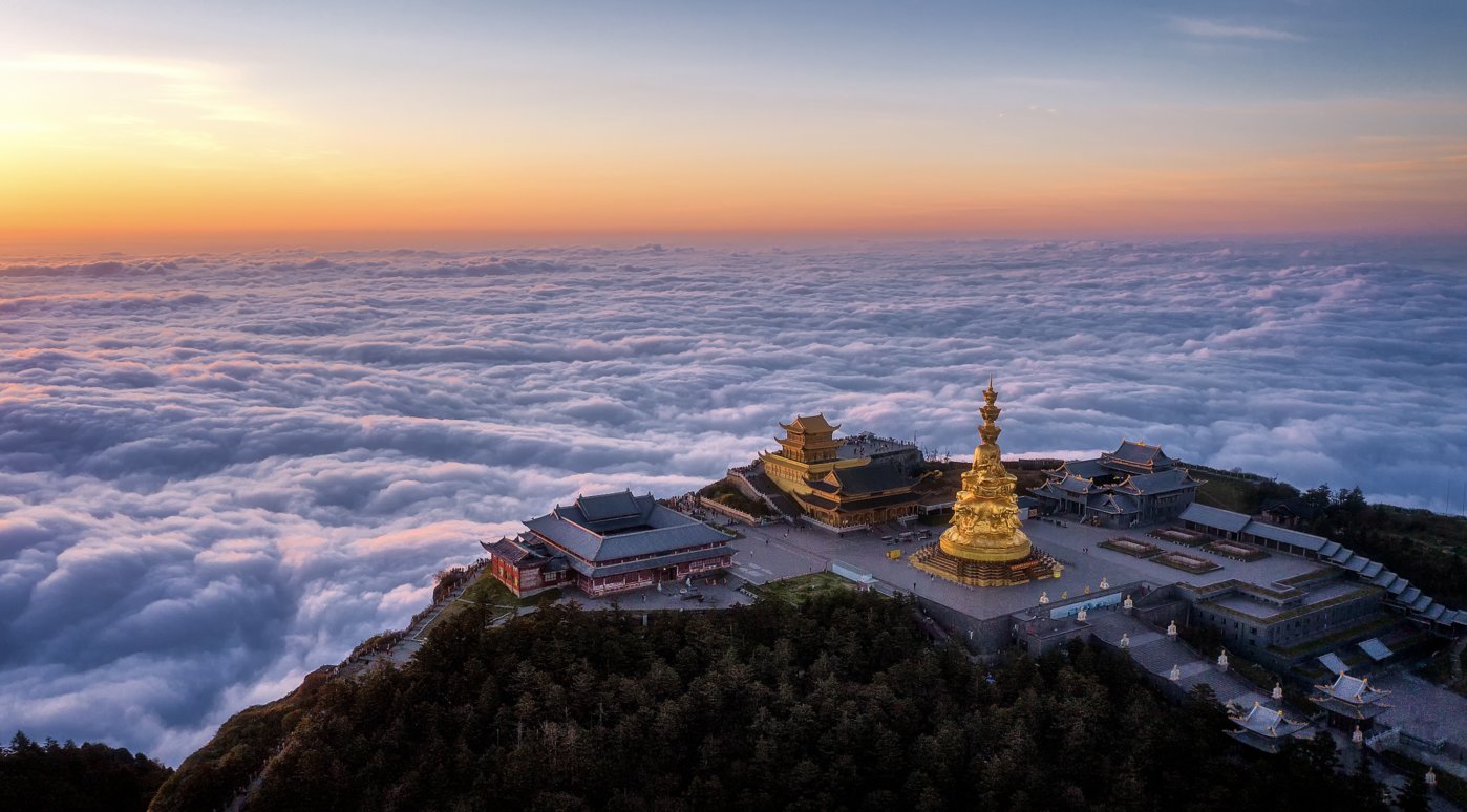 峨眉山金顶,来源于视觉中国随着系列利好政策和举措落地,游客出行需求