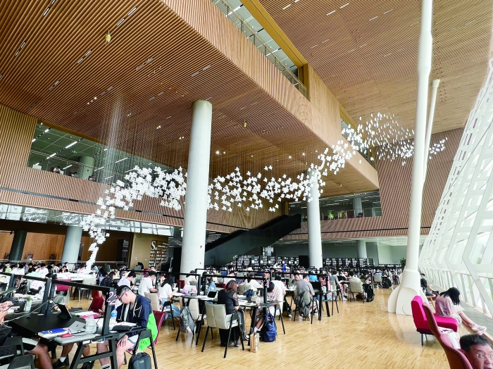 探访上海图书馆东馆科技感艺术范打造智慧复合型图书馆