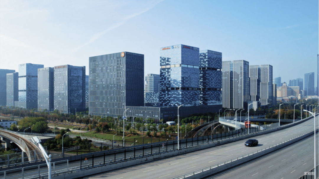 的软件谷,超3200家高新企业;向西:以金融城,新城科技园为首的河西新城