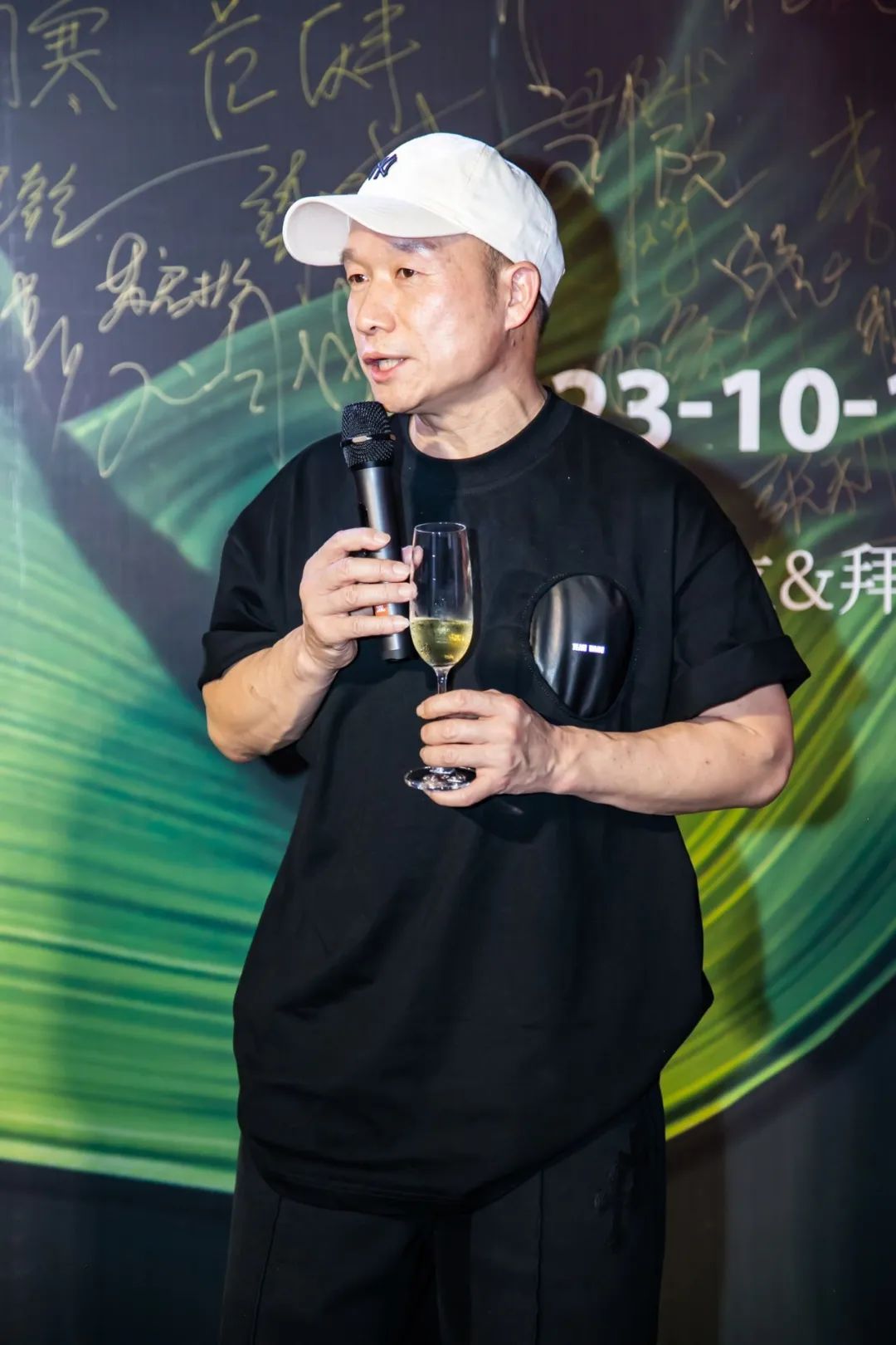 "在介绍mcn机构时,蒙自源创始人李红伟坦言道.