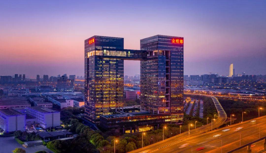 金螳螂并不高调,但与之形成对照的是,这家公司不仅是"建筑装饰第一股"