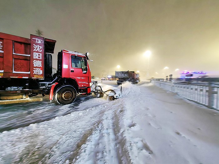 11月6日,哈尔滨出现暴雪,铲雪车在街头扫雪.*图片来源:视觉中国
