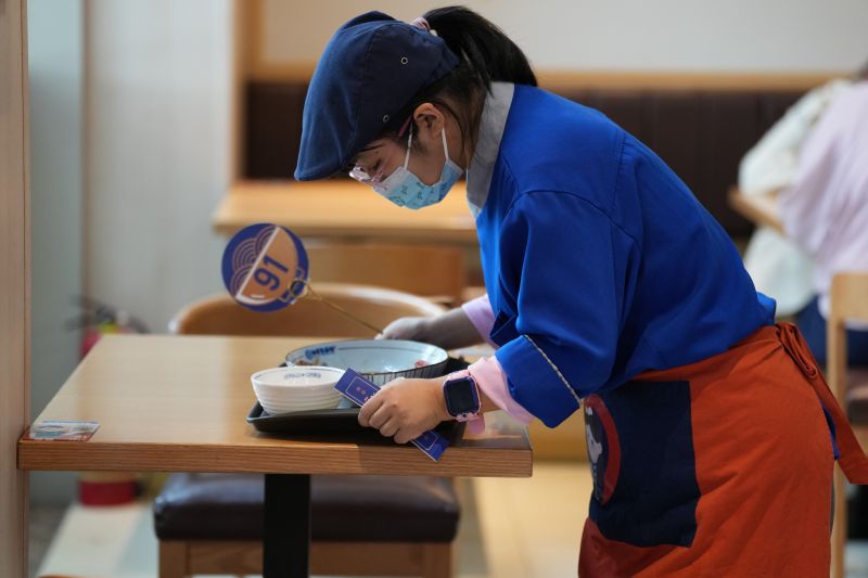 客人走后,奕涵收拾餐桌.jpg