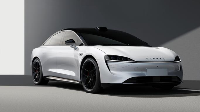 华为与奇瑞携手打造的高端新能源汽车品牌智界发布首款纯电轿跑车型s7