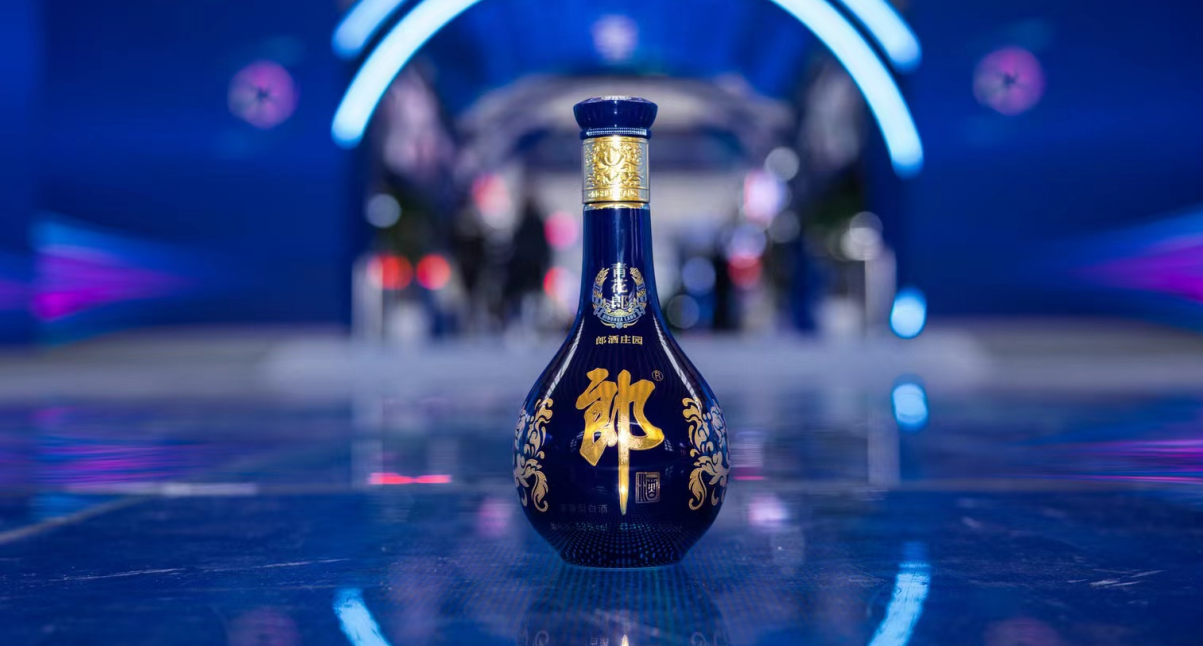 经典与时尚传统与现代第五代青花郎亮相乌镇