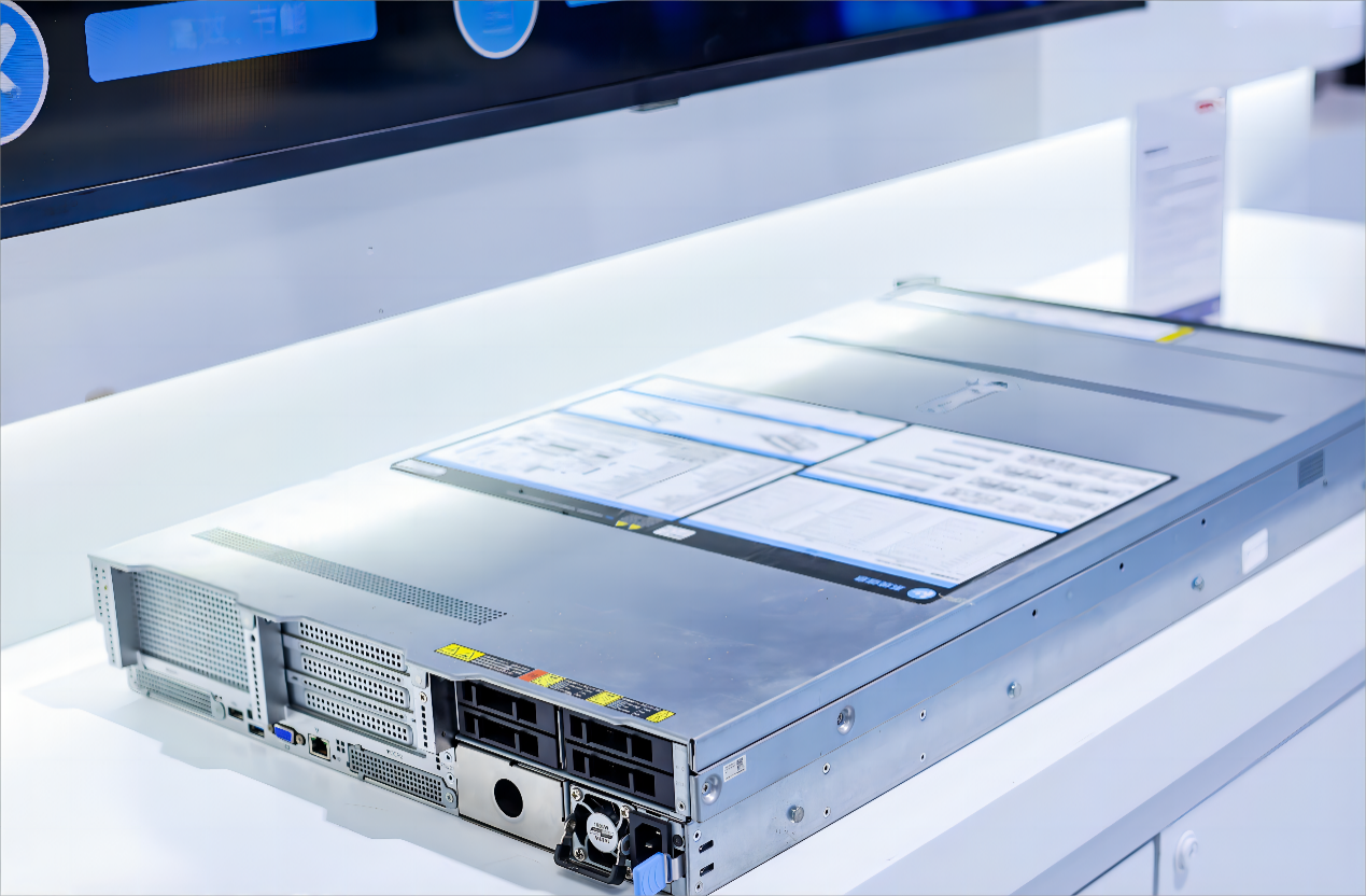 (联想展区lenovo xcloud一体机)大会上,联想xcloud智能云一体机及云