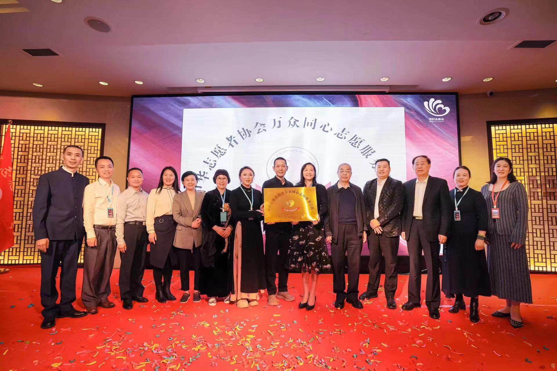 中心主任温新,常务副主任陈德云为昆明联络处负责人向太勇,余正坤