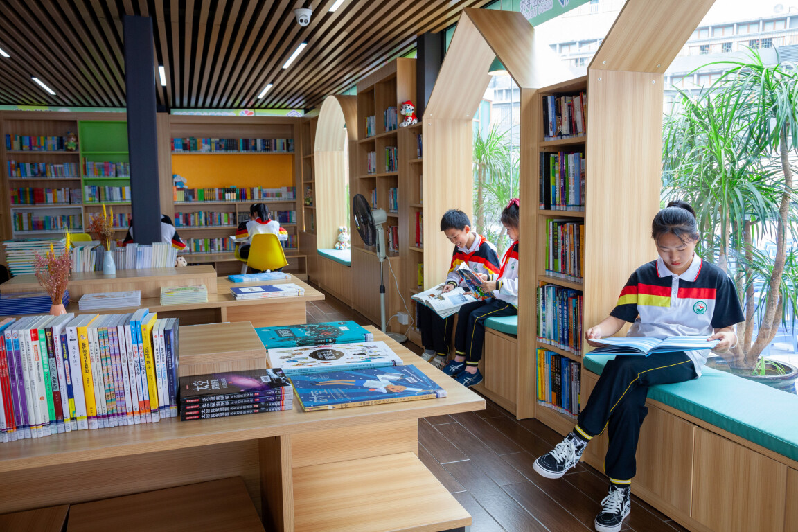 2021年,花都区首个"校园 社区"图书馆——广州少年儿童图书馆·花都区