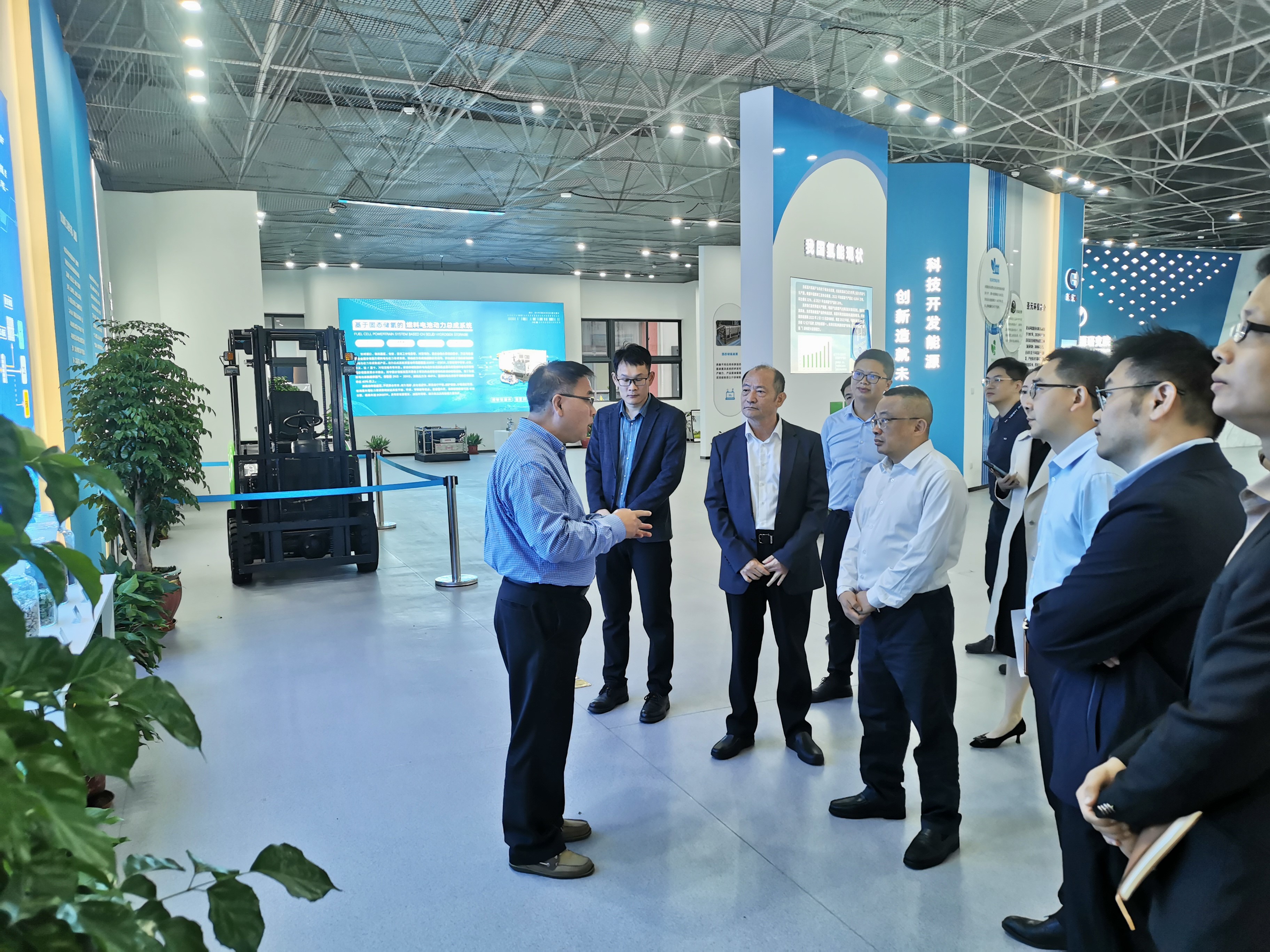 火炬集团党委书记董事长吴成灶率队考察圣元厦门氢能源研究院