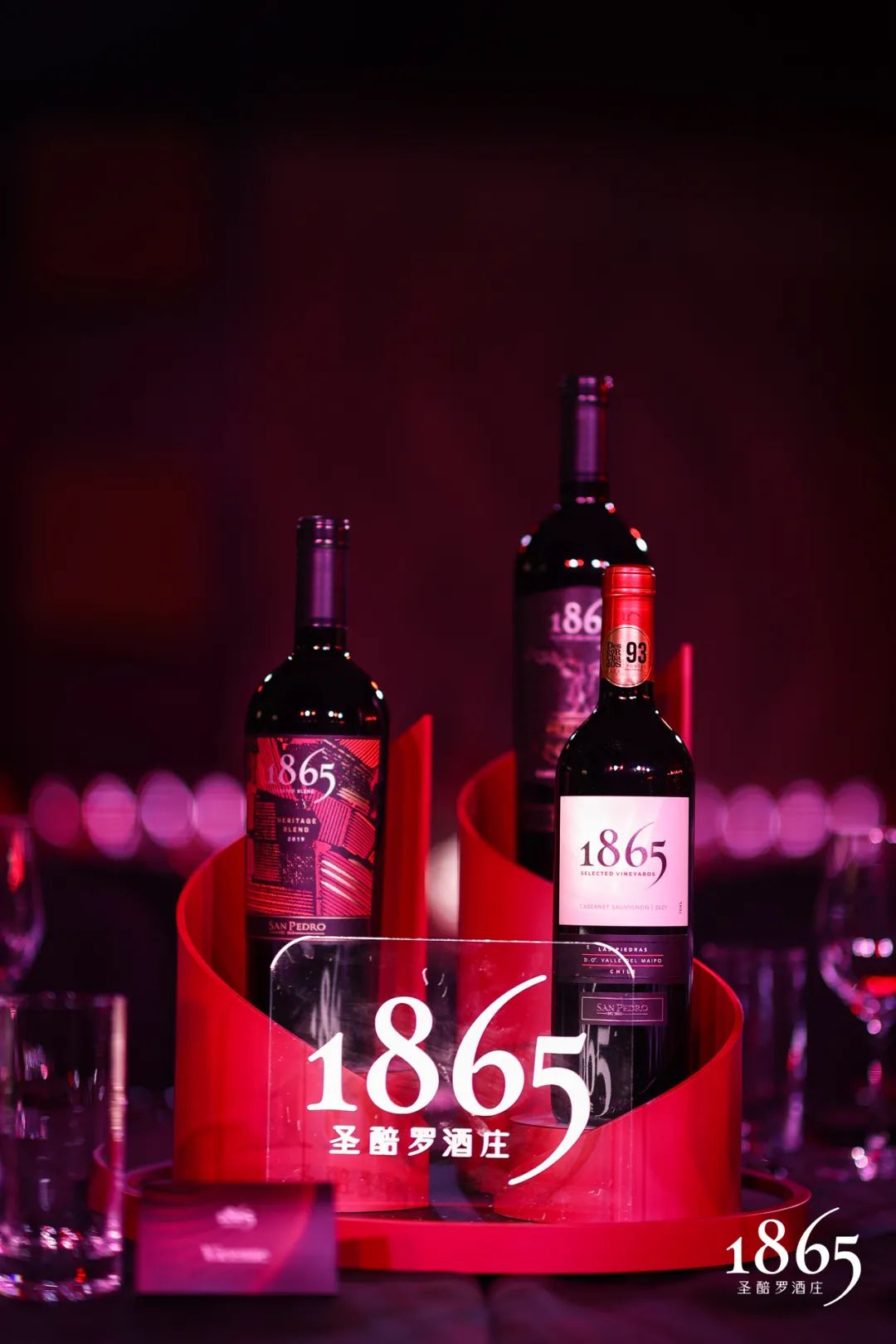 作为智利高品质葡萄酒的代表,1865曾荣获《智利葡萄酒年鉴》以及诸多