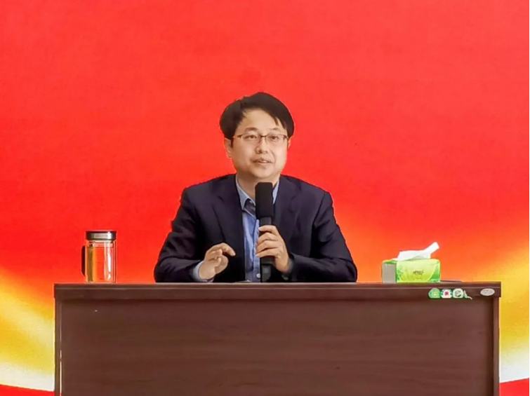 首页>创作中心>正文>今年52岁的王德根在育种及畜牧饲料行业经验丰富.