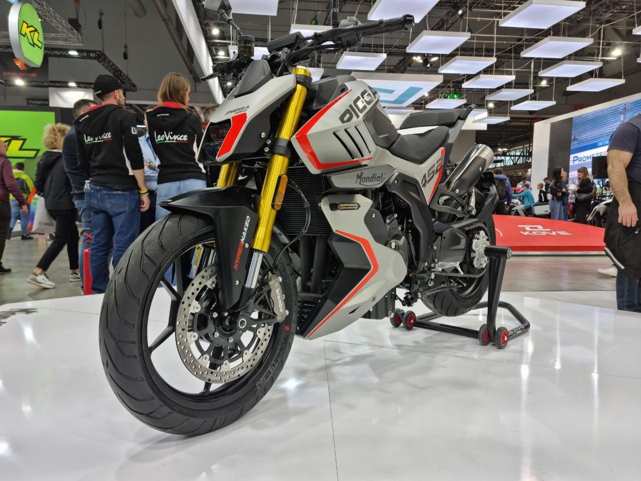 b mondial piega 452在外型上承袭自家piega车系的造型风格,整台车的