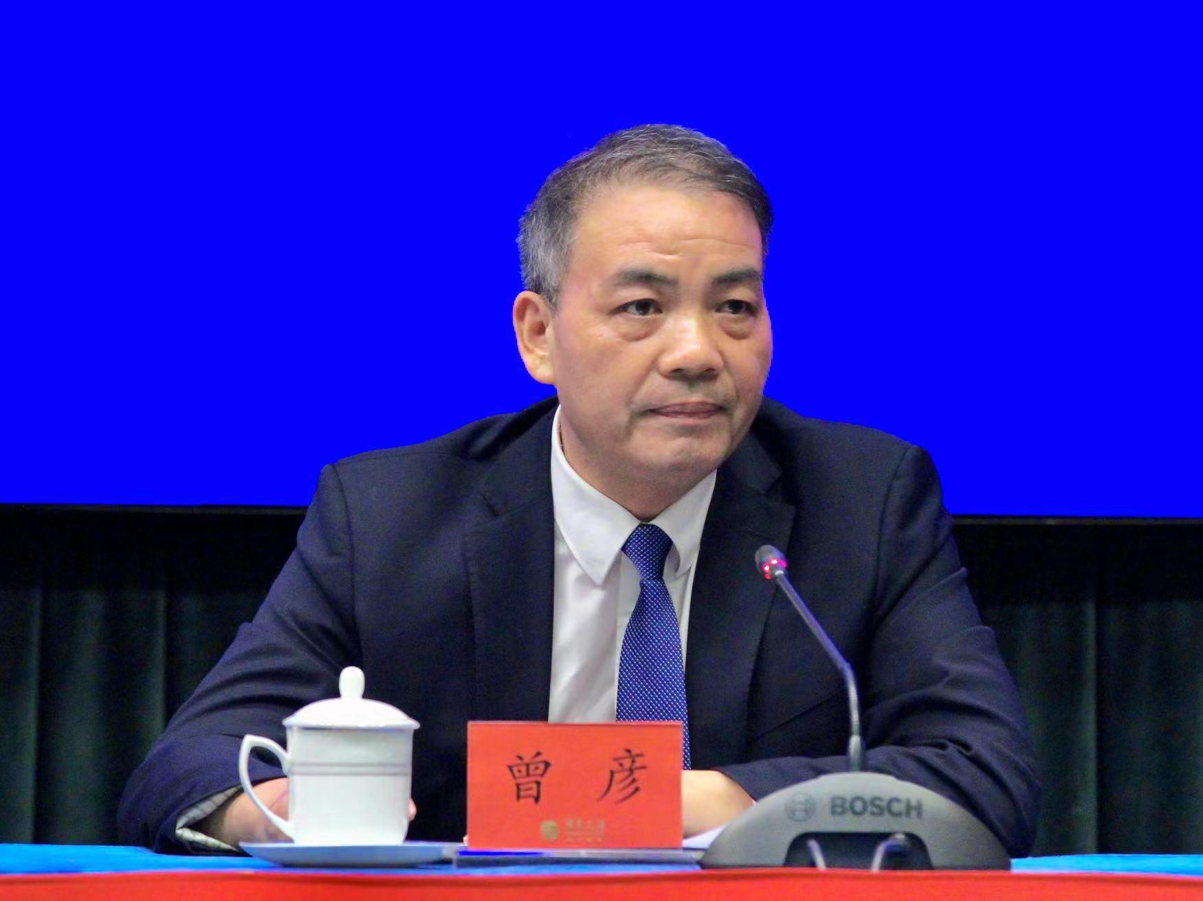 首页>创作中心>正文>曾彦.