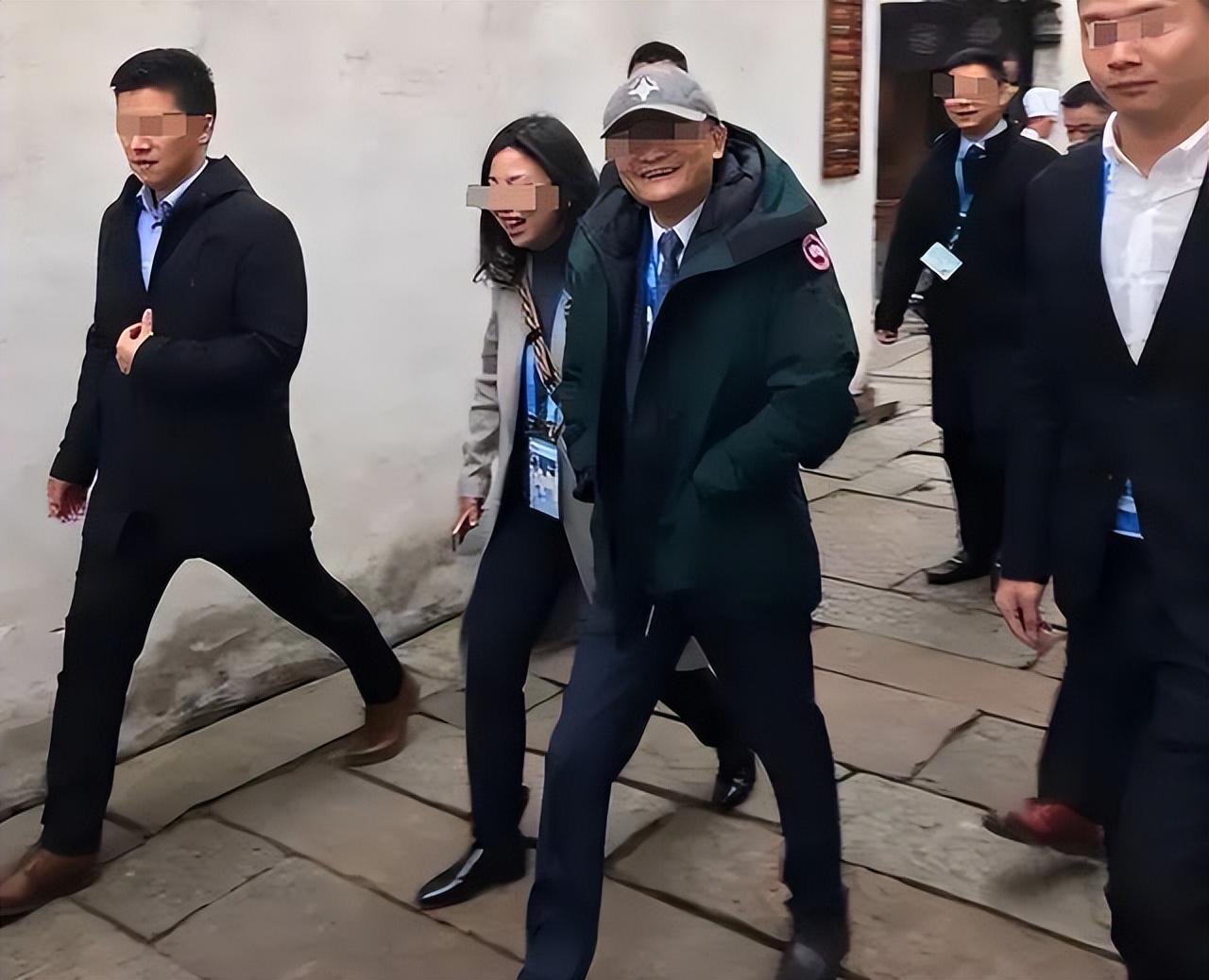 2017年,乌镇的互联网大会上,马云穿着加拿大鹅大踏步入场:其实,羽绒服