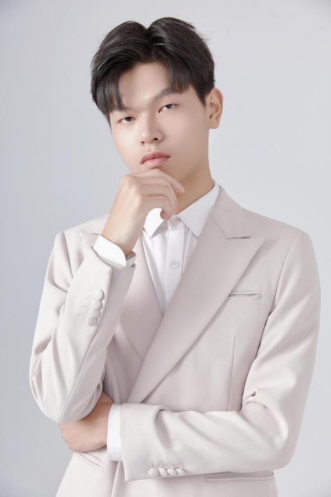 老师个人简介姓名:欧阳楷亮职业:精致女人首席护肤导师沐洛仙首席研发