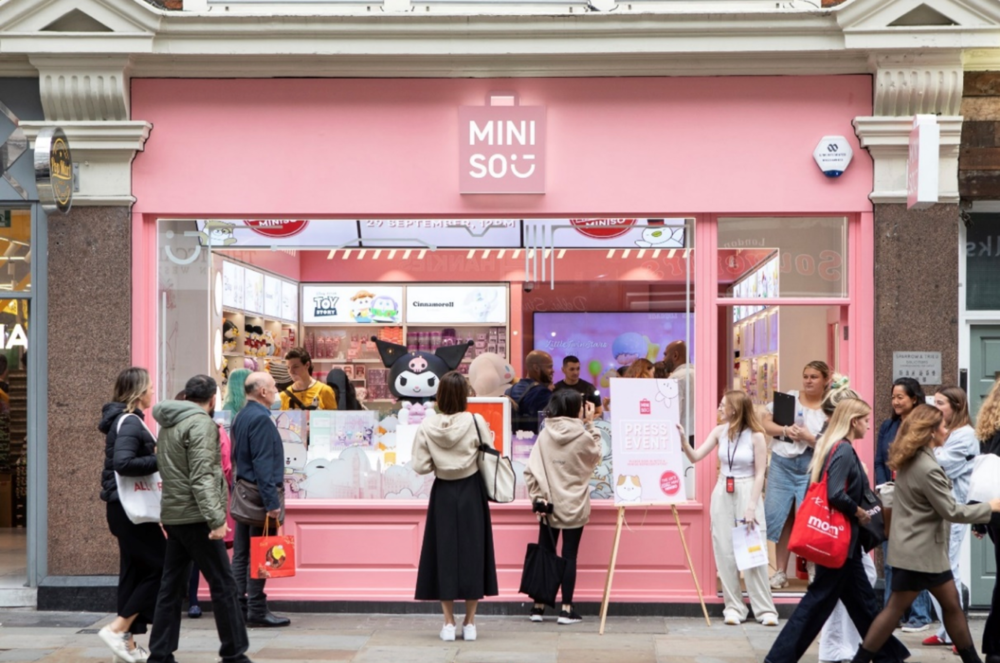 名创优品全球首家盲盒主题店 图片来源:miniso10月21日,名创优品首家