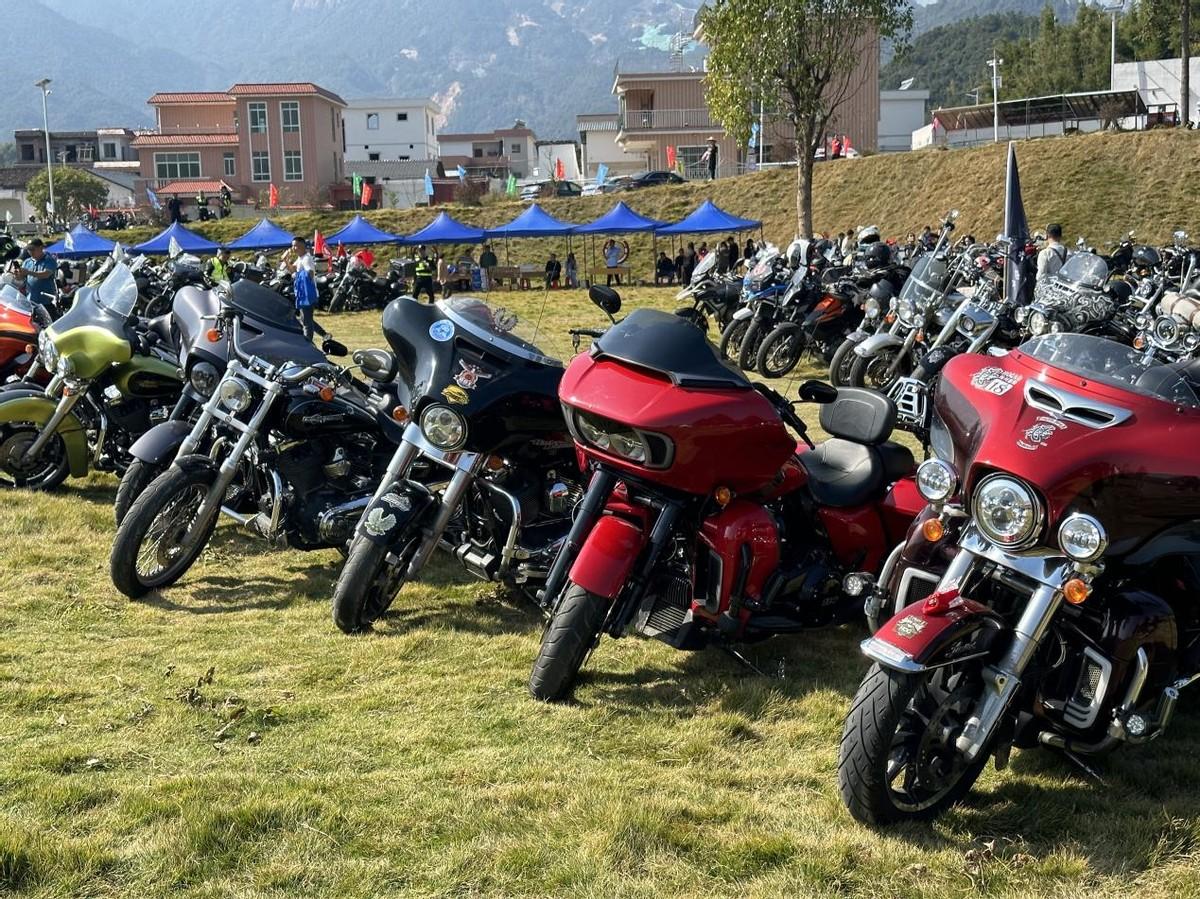 百辆机车巡游拉开枫叶节序幕_财富号_东方财富网