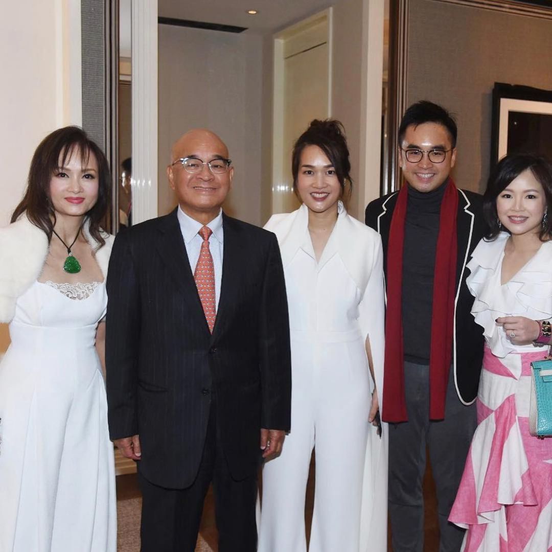 郑志刚为香港拼了，家族接班却悬了：父亲郑家纯主动露面称“仍在物色家族接班人”