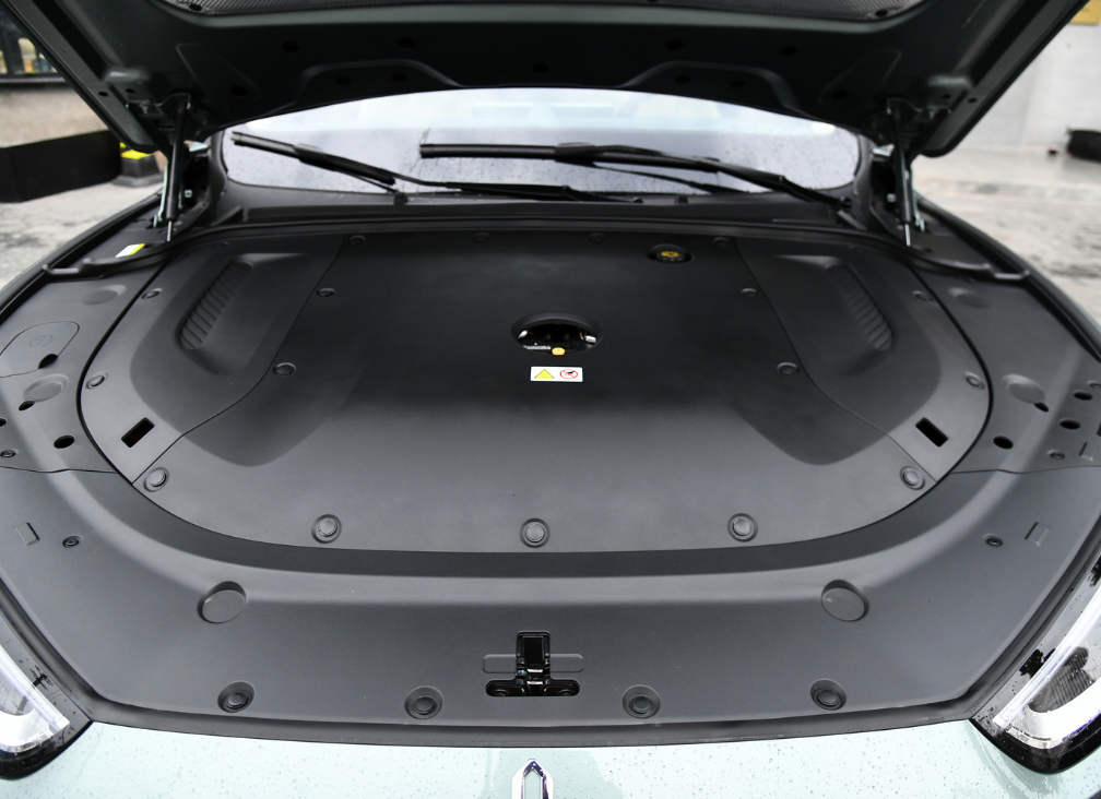 问界m5配备了赛力斯自研的第三代增程器,搭载前桥异步交流电机和后桥