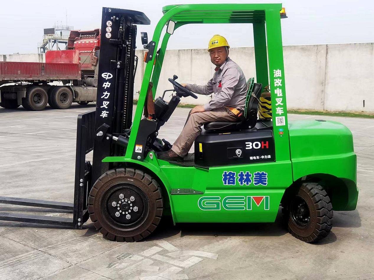 中力油改电系列叉车采用内燃车箱式结构加锂电池,高底盘,短车身,作业