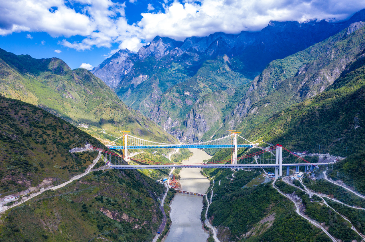 图虫创意就在刚过去的11月26日,迪庆州内首条铁路——丽香铁路通车