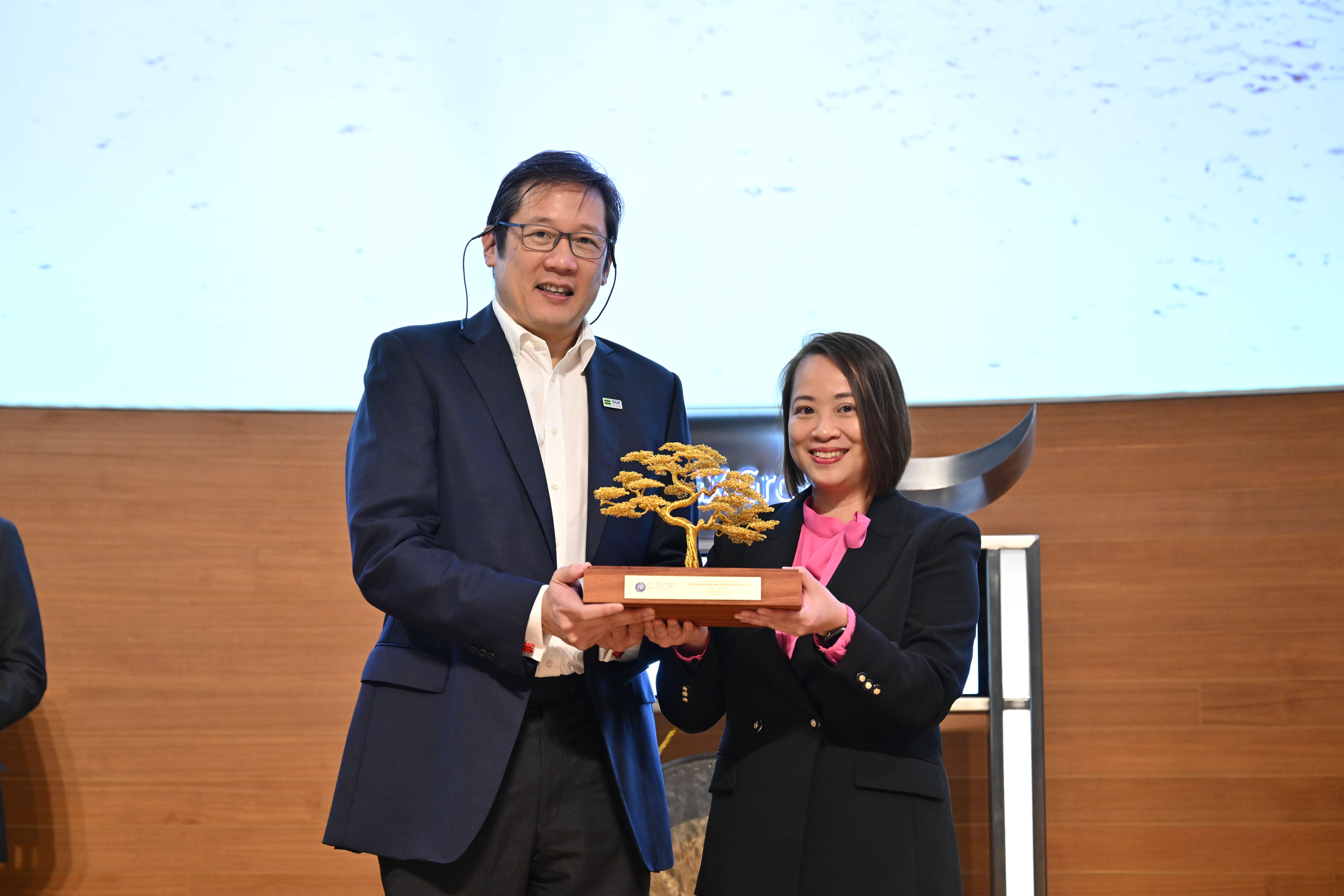 丁晨女士欣喜地宣布南方东英华泰柏瑞上证红利etf在新加坡交易所上市