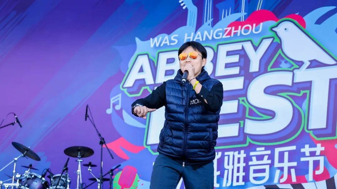 杭州威雅学校在一场abbeyfest音乐节里共享秋天的快乐