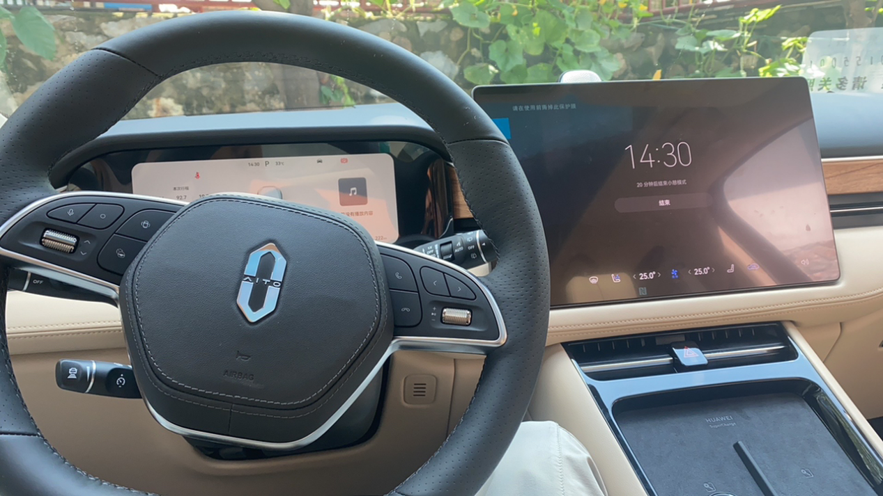 车辆搭载了赛力斯自主研发的第三代增程器,其压缩比高达15:1,热效率