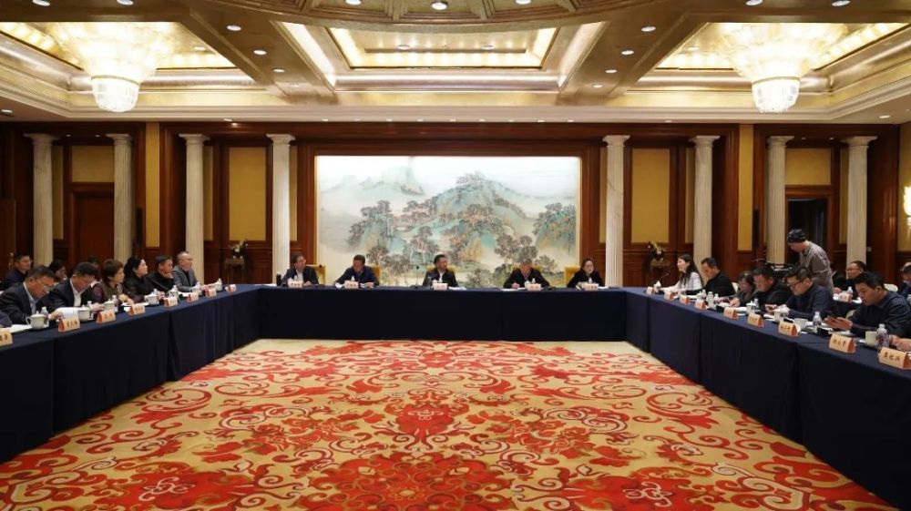 青,吴连强,孙丹麟,卢志刚,杨庆辉,罗艳,常国政等均准时到场参与恳谈会