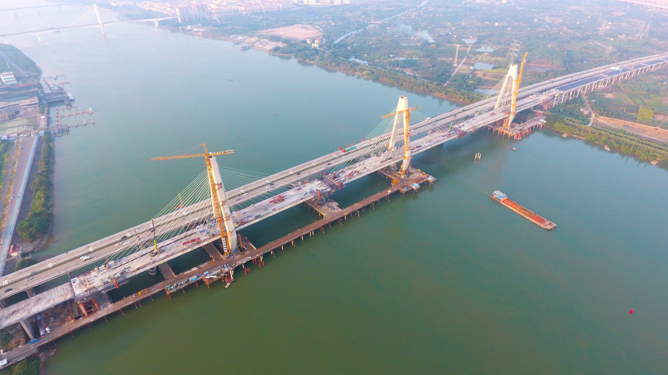 中江高速公路改扩建项目西江特大桥主桥合龙