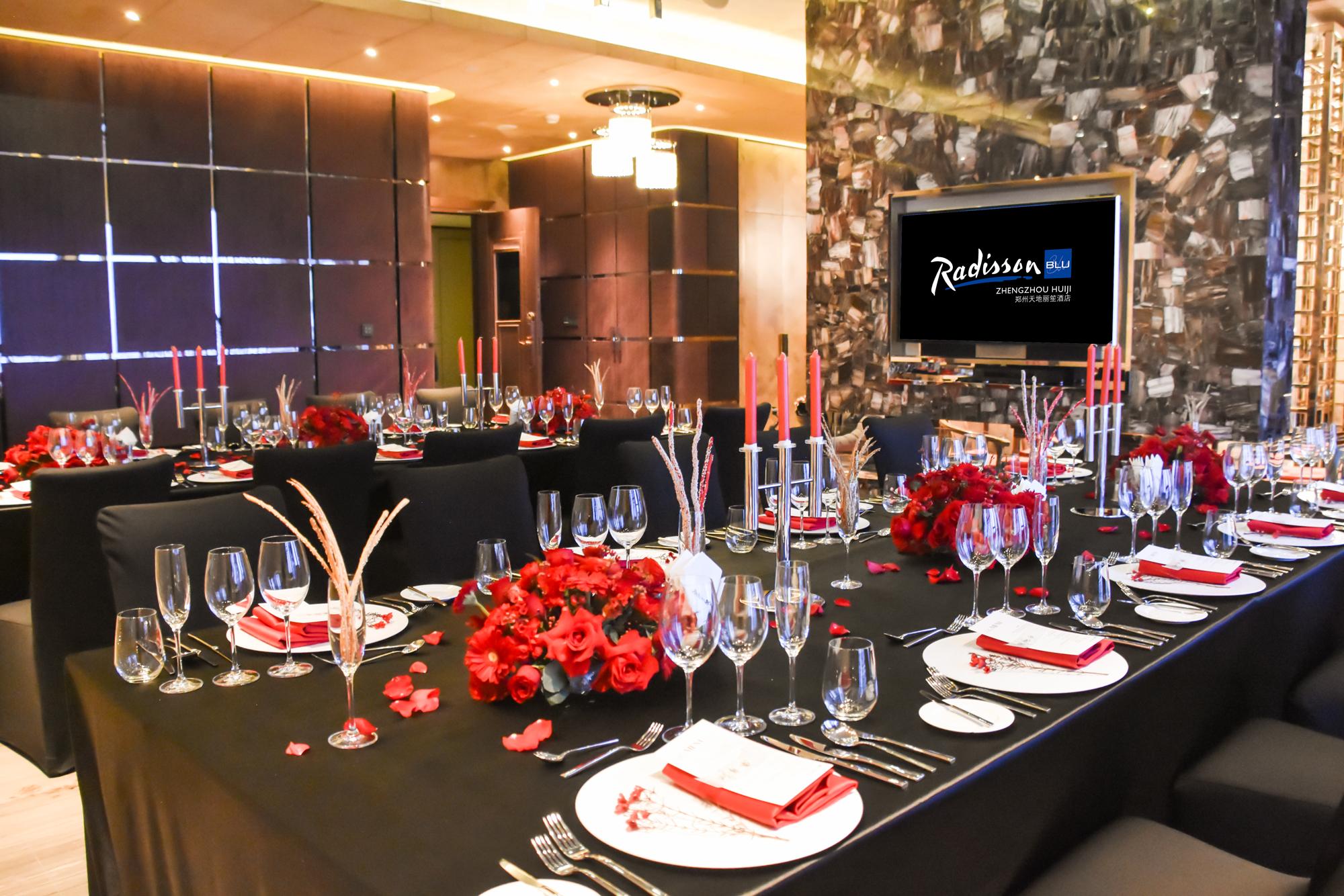 随着音乐的响起,晚宴正式开始.