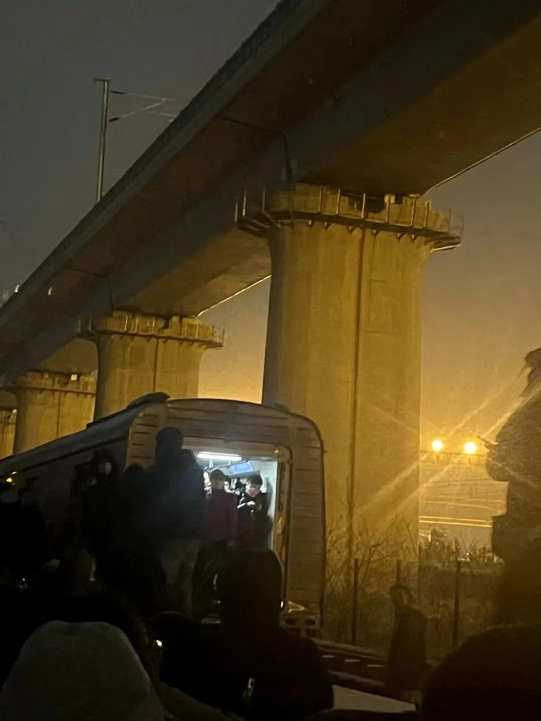 北京地铁列车追尾及分离事故102人骨折暴雪下中断的西二旗下班路