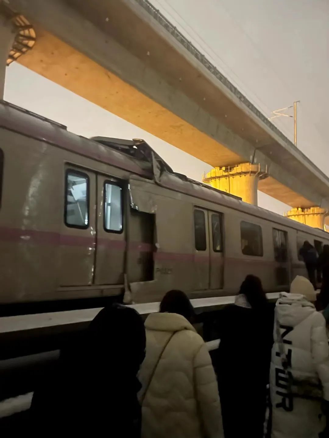 北京地铁列车追尾及分离事故102人骨折暴雪下中断的西二旗下班路