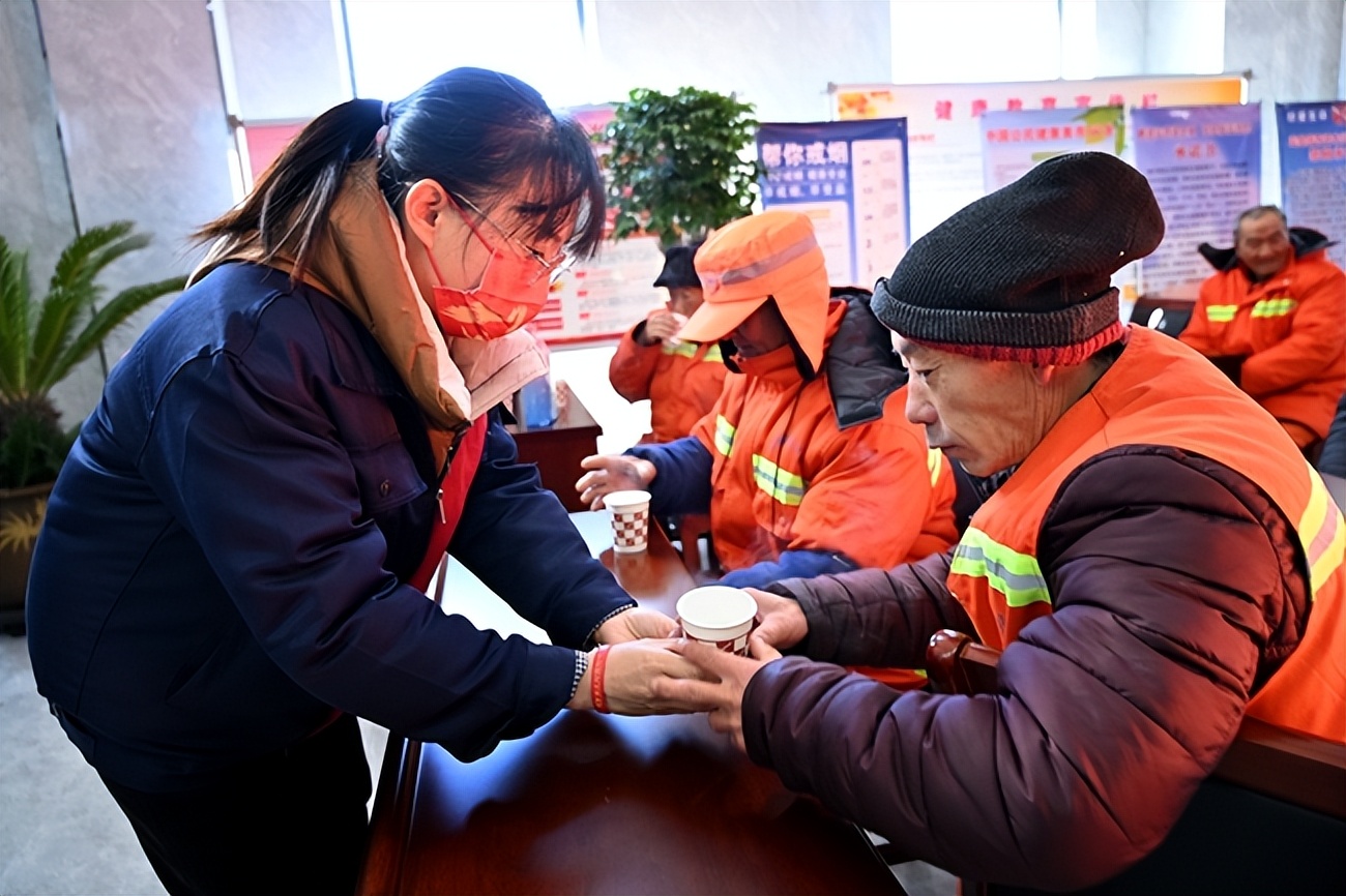 一餐热饭温暖寒冬400余名环卫工人吃上爱心餐