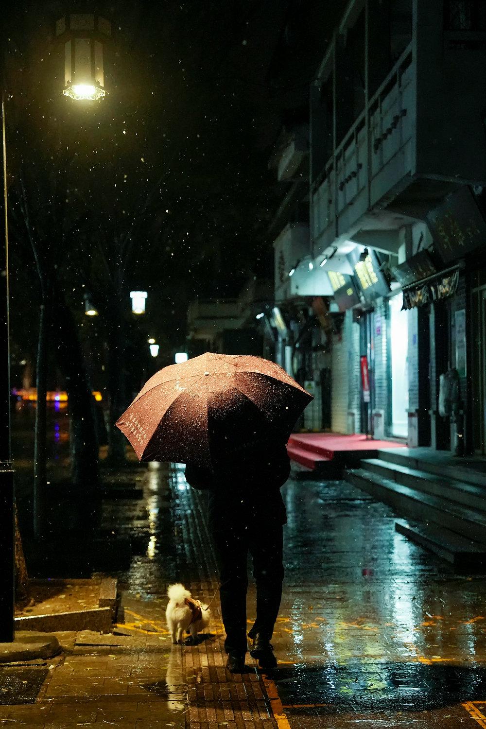 走在城市的街头,每幅画面都有一个故事,每个瞬间都值得定格,雨夜的