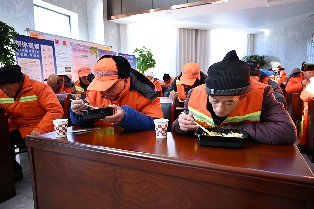 一餐热饭温暖寒冬400余名环卫工人吃上爱心餐